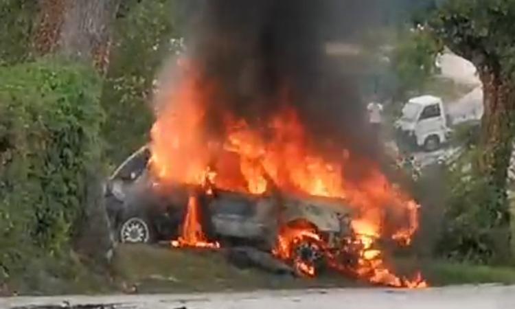 Cingoli, l'auto prende fuoco mentre percorre una salita: conducente riesce ad accostare in tempo
