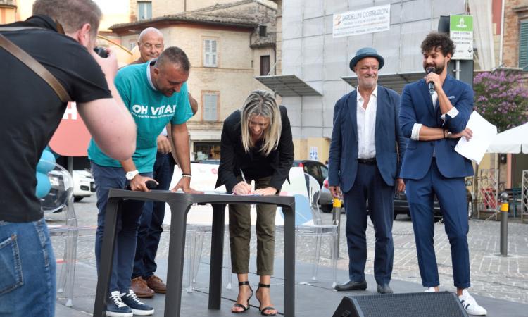 Macerata, firma del "patto educativo di responsabilità" in piazza Mazzini: successo per "Oh Vita!"