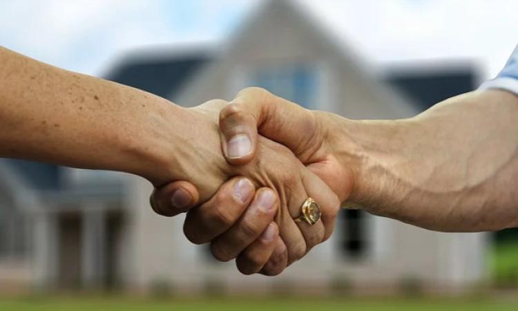 Casa costruita con i soldi di entrambi, ma la convivenza finisce: cosa succede?