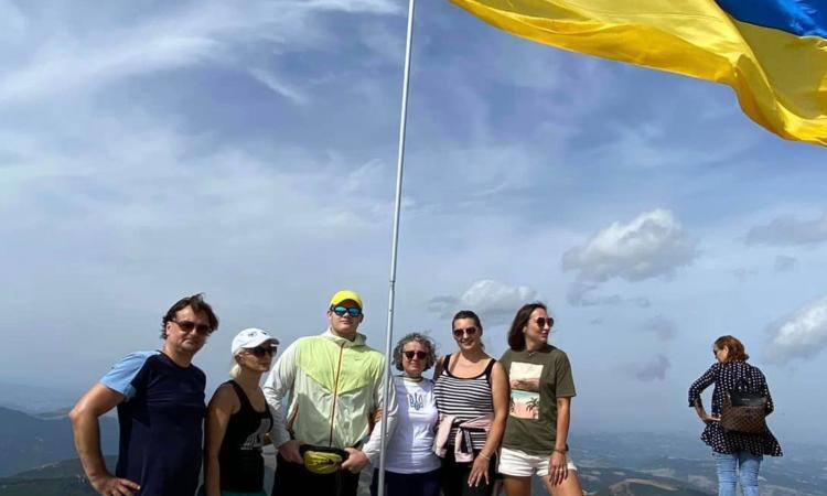 Gli ucraini delle Marche scalano il Monte San Vicino: "Restituite i bimbi rapiti"
