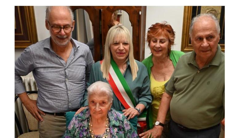 Silvia Bisonni spegne 106 candeline: grande festa per la nonnina più anziana di San Severino