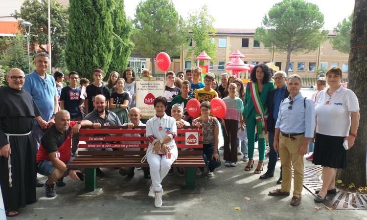 Mogliano, nuova panchina rossa e spettacolo sold-out con Cesare Bocci ospite: gruppo Aido in festa