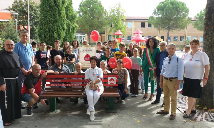 Mogliano, nuova panchina rossa e spettacolo sold-out con Cesare Bocci ospite: gruppo Aido in festa