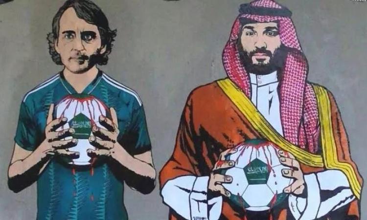 Mancini e Bin Salman con due palloni insanguinati in un murale apparso a San Siro Mancini e Bin Salman con due palloni insanguinati in un murale apparso a San Siro