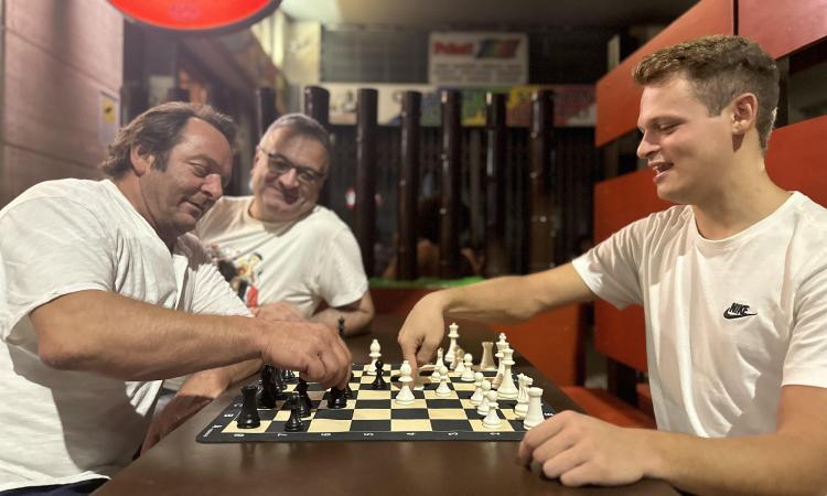 Civitanova, a scuola di scacchi con l’Alfiere Nero. Caldaroni: “Palestra di vita per i nostri giovani" Civitanova, a scuola di scacchi con l’Alfiere Nero. Caldaroni: “Palestra di vita per i nostri giovani"