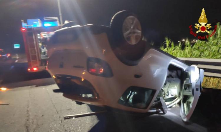 Scontro tra auto e pullman lungo l'A14: la vettura si ribalta