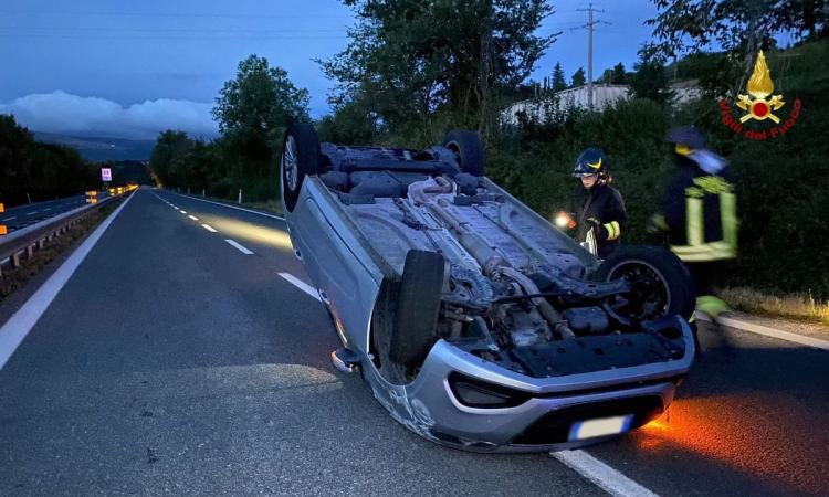 Tolentino, due auto si scontrano e si ribaltano in superstrada: feriti gli occupanti