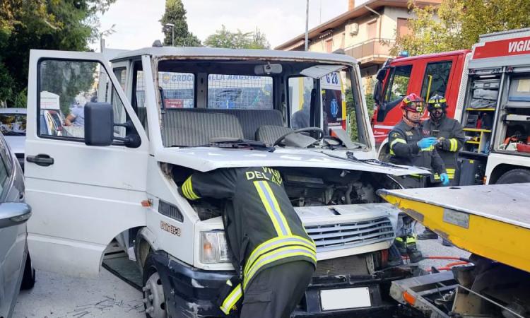 Tamponamento tra un camion e un autocarro del soccorso stradale: un ferito a Torrette