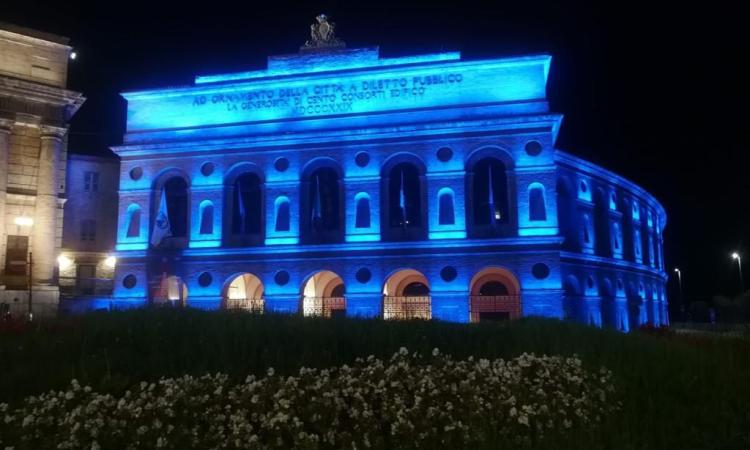 Macerata, lo Sferisterio si tinge di blu per la Giornata Internazionale delle Lingue dei Segni