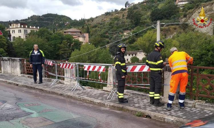 Auto finisce contro la balaustra del ponte: una parte del muretto in travertino crolla