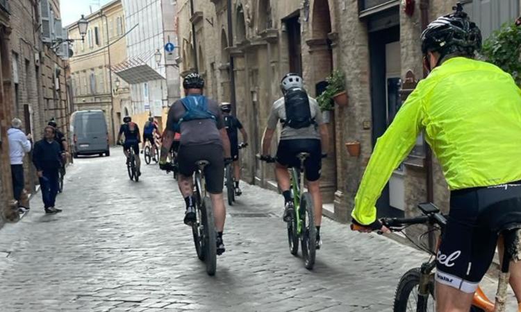 L'Italia "coast to coast" in bici: 15 turisti olandesi in visita a Treia