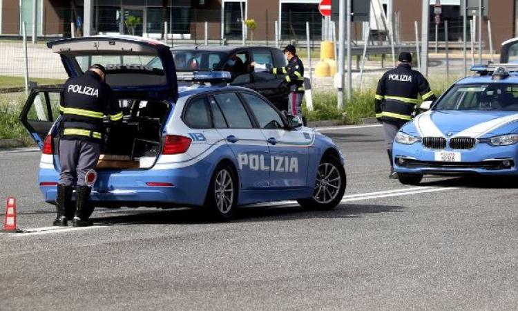 Cinque giovani viaggiano dalla Tunisia a Civitanova nascosti in un tir: in 4 riescono a scappare