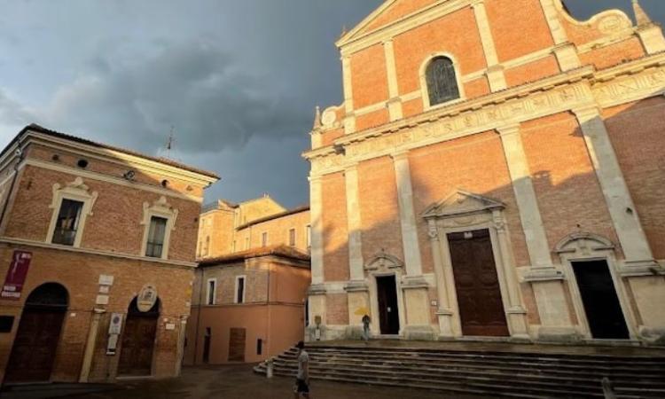 Danneggia la chiesa e ruba le offerte: giovane incastrato dalle telecamere