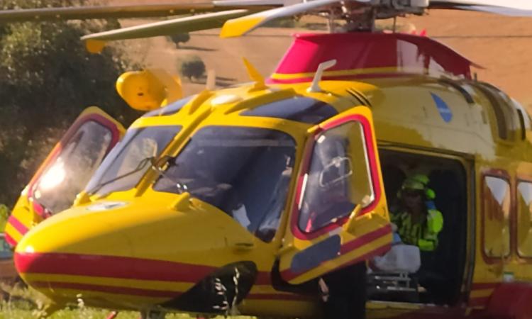Incidente sul lavoro a Matelica, operaio travolto da una porta: trasportato a Torrette in elisoccorso
