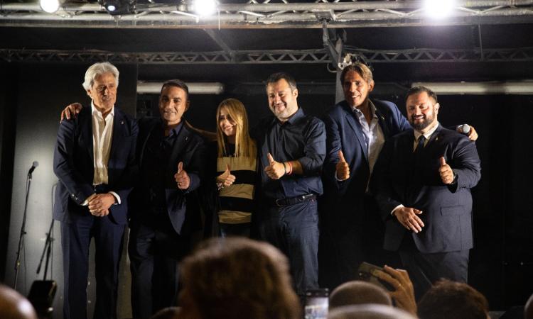 Macerata, Salvini incontra gli elettori in piazza Mazzini: “Un ottimo lavoro qui nelle Marche” Macerata, Salvini incontra gli elettori in piazza Mazzini: “Un ottimo lavoro qui nelle Marche”