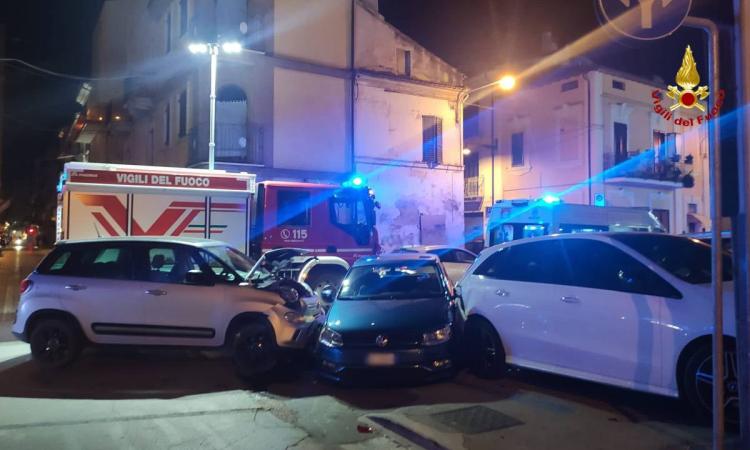 Incidente nella notte tra due auto, coinvolto anche un veicolo in sosta: un ferito