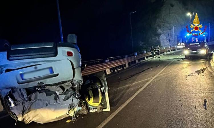 Auto ribaltata sul ponte di San Filippo: il conducente estratto dai vigili del fuoco