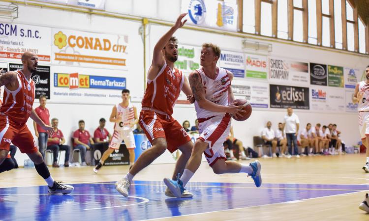 Basket, buona la prima per l'Halley Matelica: Teramo lotta ma deve arrendersi