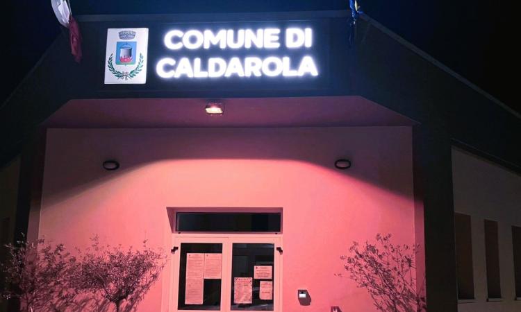 Il Comune si illumina di rosa: Caldarola aderisce alla campagna dell'Airc Il Comune si illumina di rosa: Caldarola aderisce alla campagna dell'Airc