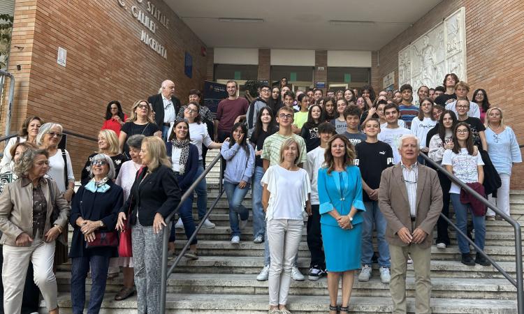 Macerata, il Liceo Scientifico Galilei brinda al suo centenario: svelata la targa celebrativa (VIDEO e FOTO)