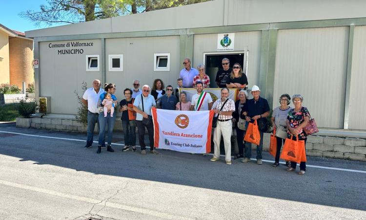 A Valfornace arrivano la Caccia ai Tesori Arancioni e la Sagra della Castagna A Valfornace arrivano la Caccia ai Tesori Arancioni e la Sagra della Castagna