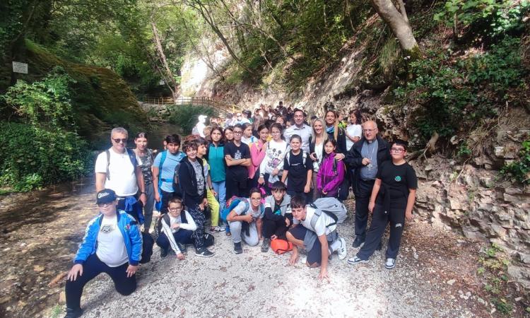 Pieve Torina, un gemellaggio tra scuole suggellato lungo il sentiero delle acque Pieve Torina, un gemellaggio tra scuole suggellato lungo il sentiero delle acque