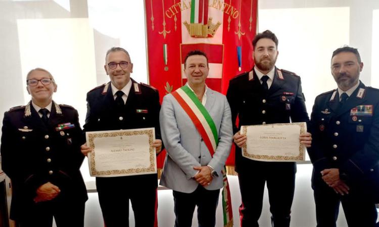 Tolentino, carabinieri eroi salvano un uomo dal suicidio: il Comune li premia