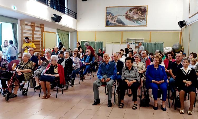 Nonni in festa a Corridonia: donata una pergamena ricordo ai 90enni Nonni in festa a Corridonia: donata una pergamena ricordo ai 90enni