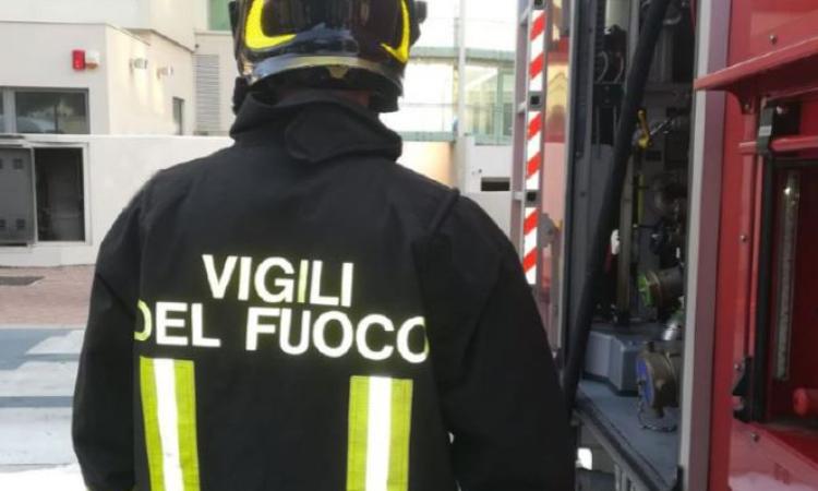 Attimi di paura, si incendia il motore di un bus in corsa Attimi di paura, si incendia il motore di un bus in corsa