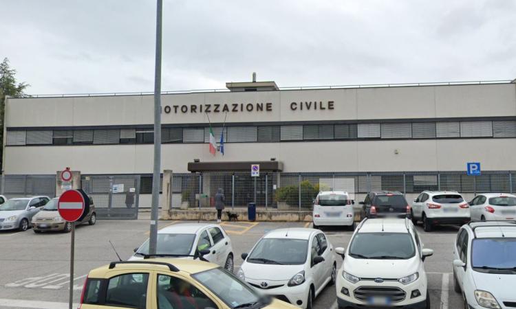 Macerata, cellulare e auricolare nascosti per superare l'esame della patente: denunciato 20enne