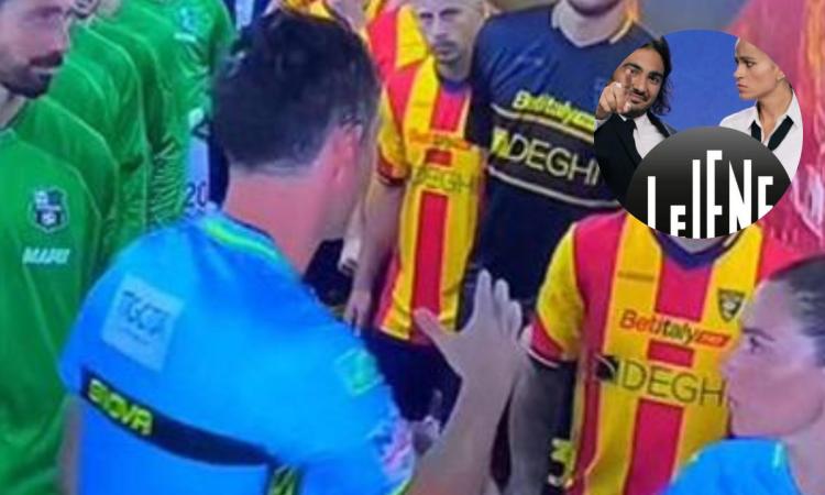 Mancata stretta di mano dell’arbitro Sacchi? Caso smontato da Le Iene: "Gesto mal interpretato" Mancata stretta di mano dell’arbitro Sacchi? Caso smontato da Le Iene: "Gesto mal interpretato"