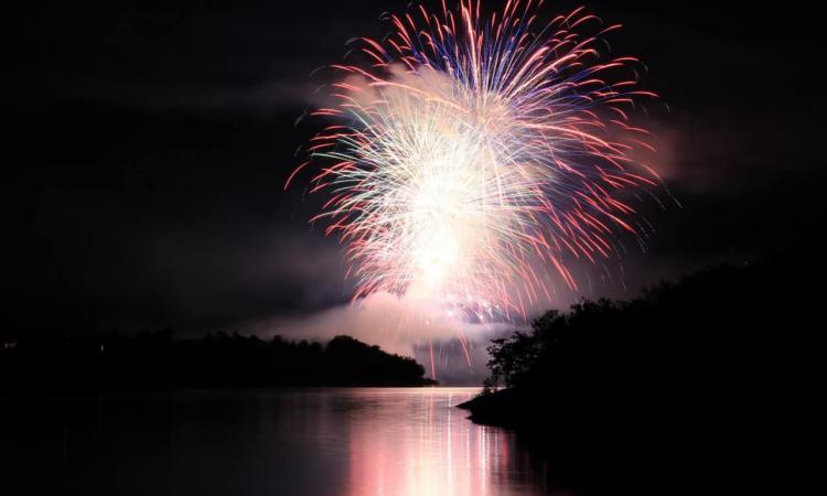 "Lake on Fire", a Fiastra ottobre è il mese giusto per il ritorno dei fuochi d'artificio