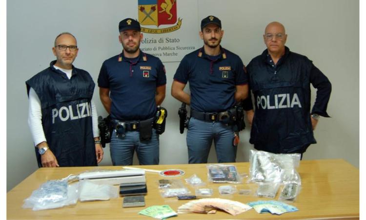Civitanova, in casa droga e 6mila euro in contanti sottovuoto: giovane in arresto