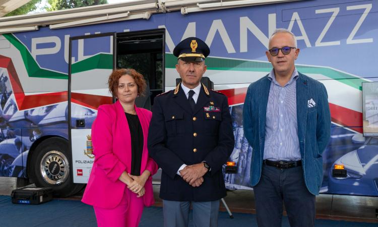 Civitanova, grande successo per il pullman azzurro della Polizia Stradale Civitanova, grande successo per il pullman azzurro della Polizia Stradale