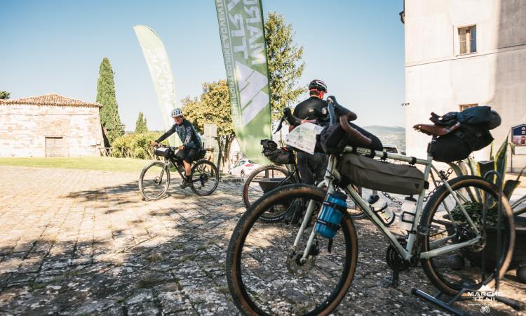 Marche Trail piazza il suo campo base a San Severino, invasione di appassionati di bikepacking