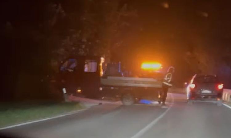 Treia, moto contro furgone in contrada Chiaravalle: centauro a Torrette in eliambulanza