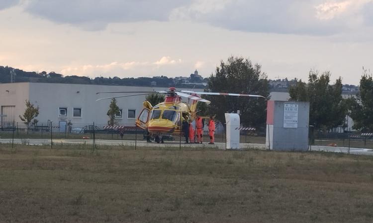 Corridonia, donna ustionata su tutto il corpo da un ritorno di fiamma: a Torrette in elisoccorso