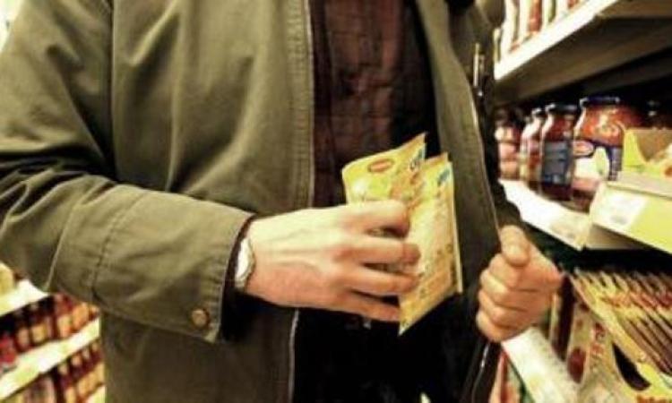 Corridonia, entra al supermercato e fa razzia di merce: beccato da un carabiniere fuori servizio
