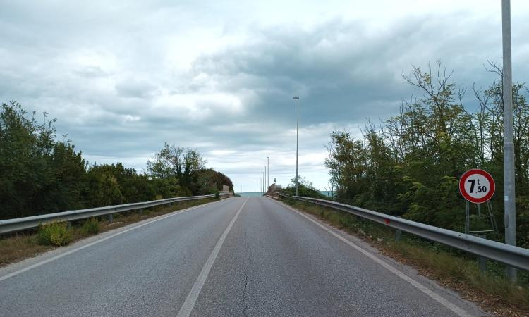 Porto Recanati, scatta il divieto per i mezzi pesanti sul ponte della Provinciale 100