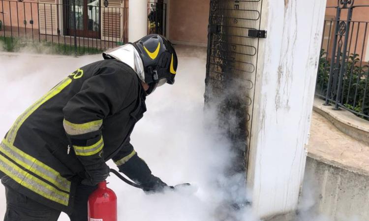 Frigorifero in fiamme in un appartamento: i residenti evitano il peggio