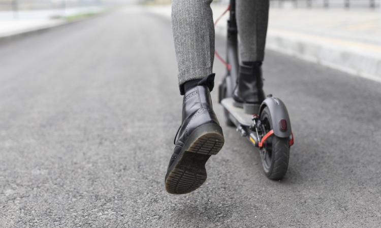 Tentano fuga in monopattino dopo aver rubato portafogli e contanti: arrestati