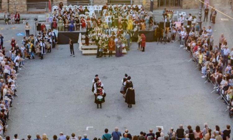 Tolentino, piazza gremita per i 30 anni del corteo storico "Dono dei Ceri" Tolentino, piazza gremita per i 30 anni del corteo storico "Dono dei Ceri"