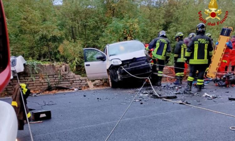 Scontro tra due auto e un furgone: una donna in gravi condizioni a Torrette