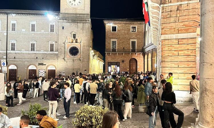 Macerata città universitaria, ma non offre nulla ai suoi studenti: "Solo ristoranti e poco divertimento" Macerata città universitaria, ma non offre nulla ai suoi studenti: "Solo ristoranti e poco divertimento"
