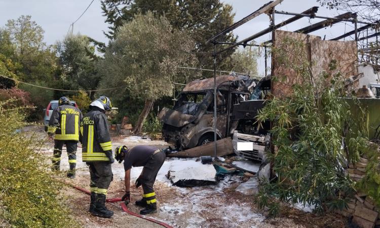 Macerata, allarme incendio: camper a fuoco (FOTO)