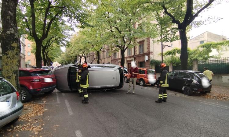Macerata, urta un'auto in sosta e si ribalta sulla strada: il traffico va in tilt (FOTO)
