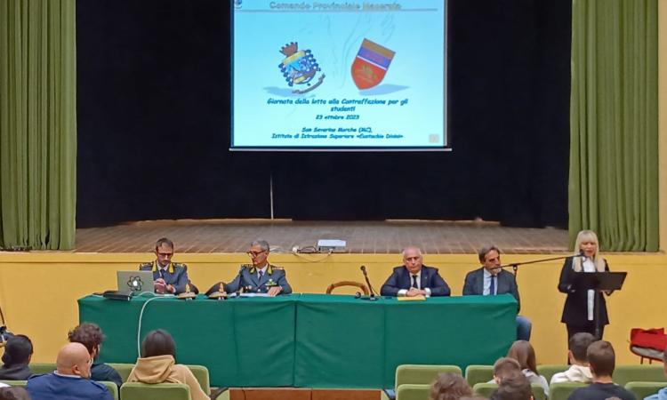San Severino, lotta alla contraffazione: guardia di finanza e prefetto salgono in cattedra San Severino, lotta alla contraffazione: guardia di finanza e prefetto salgono in cattedra