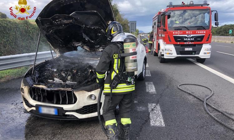 Civitanova, auto a fuoco in autostrada: vigili del fuoco in azione lungo la A14