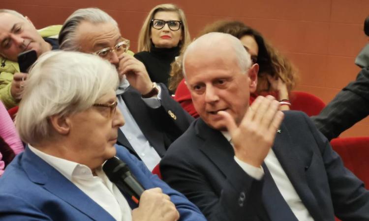 Caldarola, spunta Sgarbi al teatro per il tributo a Battisti. Il sindaco: "È stata una visita piacevole"
