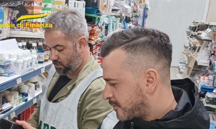 Civitanova, giocattoli per Halloween pericolosi e profumi tossici: denunciato titolare di un negozio